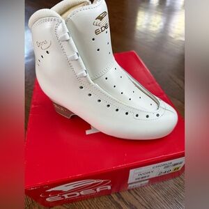 Edea Chorus Figure Skate Boot in Ivory 240B Brand New